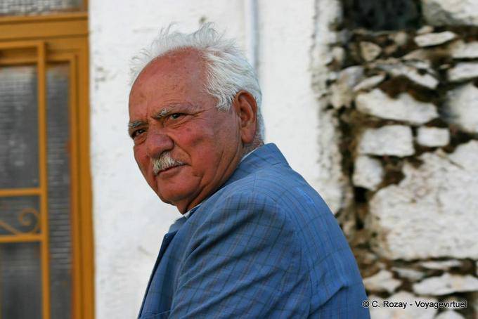 Olhar orgulhoso do planalto de Creta Lasithi - Creta, Grécia