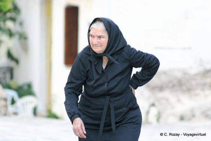 Equipamento tradicional de Creta com lenço de cabeça preto, Lassithi - Creta, Grécia