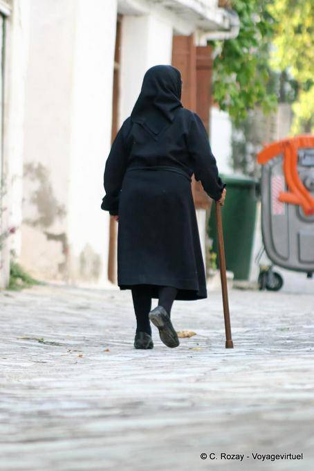 O preto é a cor dominante para a roupa cretenses, Lassithi - Creta, Grécia