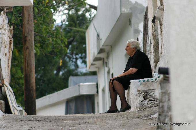 Esperando em um banco de pedra em Lasithi - Creta, Grécia