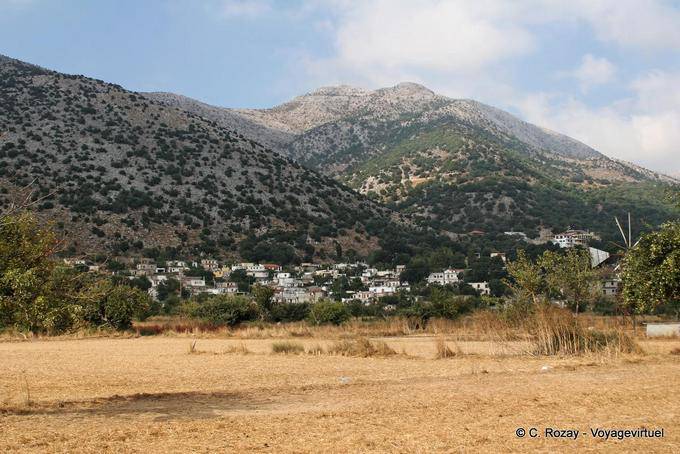 Lassithi Vila prateleira enforcamento montanha - Creta, Grécia