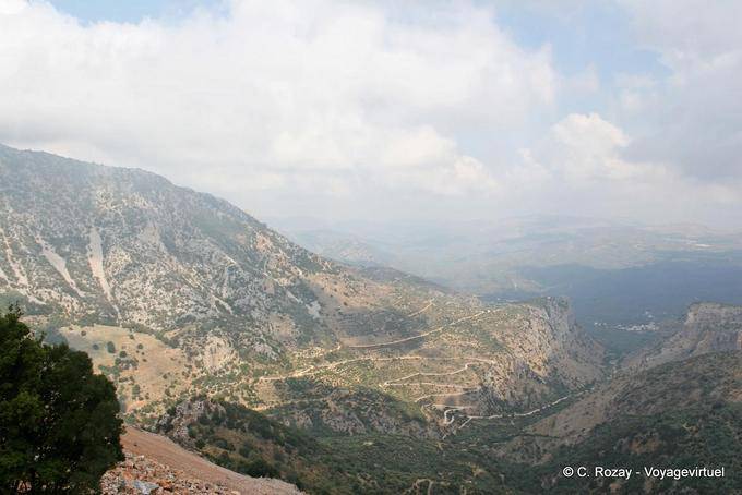Vista da estrada sinuosa até o Lassithi Krasi - Creta, Grécia