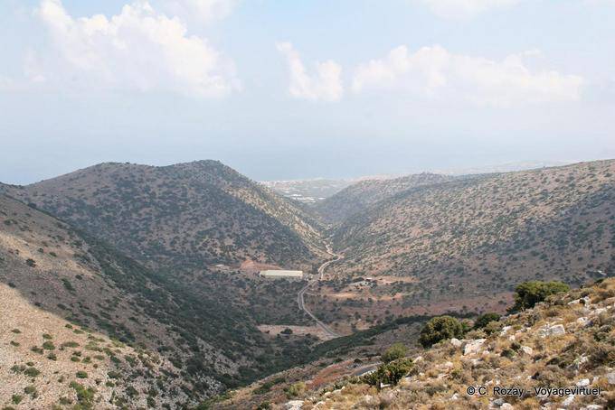 Estrada no vale com profunda Malia, Heraklion - Creta, Grécia