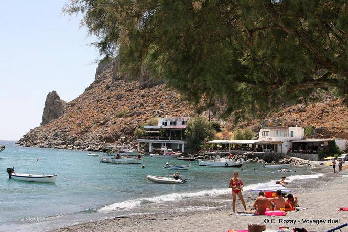 Lentas e praia na baía de Rethymno - Creta, Grécia