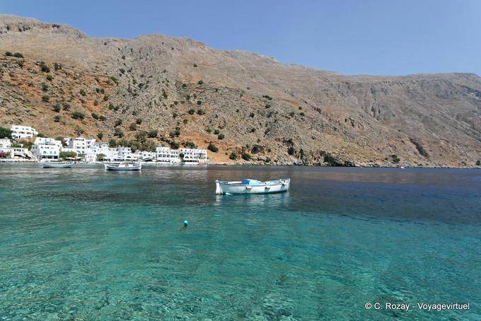 A transparência da água em cenário de montanhas, Loutro - Creta, Grécia