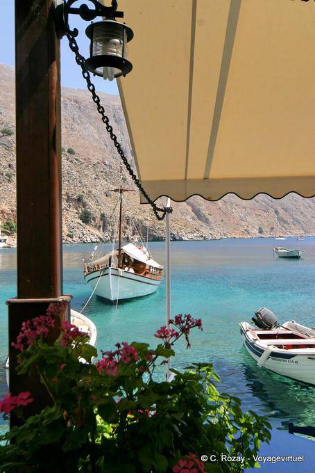 Loutro vista a partir de uma taberna na sombra - Creta, Grécia