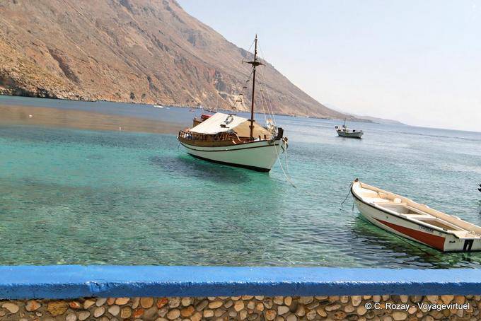 Escuna Tourist atracado em Loutro - Creta, Grécia