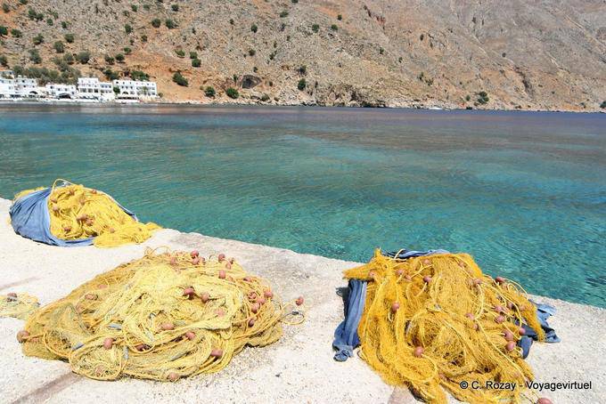 Loutro, redes de pesca no cais - Creta, Grécia