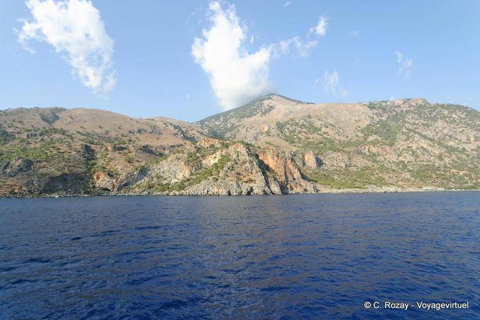 As montanhas brancas acima do desfiladeiro de Samaria, Agia Roumeli - Creta, Grécia