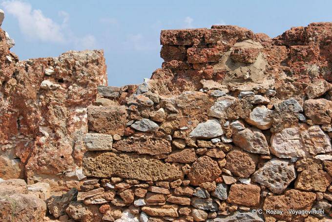 Parede perto da entrada norte, na estrada para o mar, o Palácio de Malia - Creta, Grécia