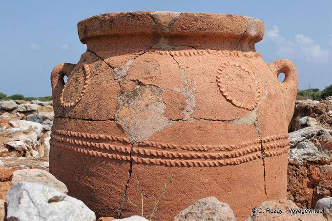 Desenhos decorativos em cordas relevo em uma pithos, Palácio de Malia - Creta, Grécia