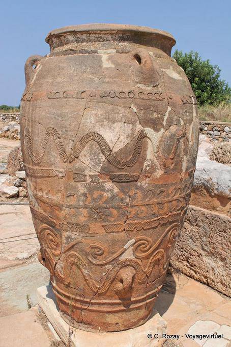 Pithos visto na íntegra, provavelmente utilizado para óleo loja ou vinho, o Palácio de Malia - Creta, Grécia