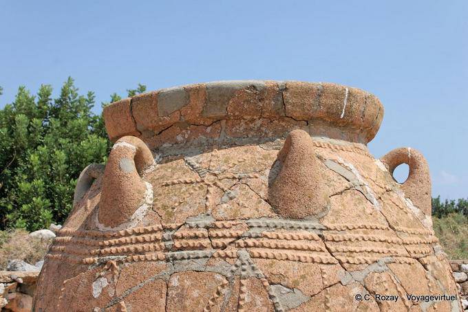 Solar Deco em um pithos usado para armazenar produtos agrícolas não-perecíveis, Malia - Creta, Grécia