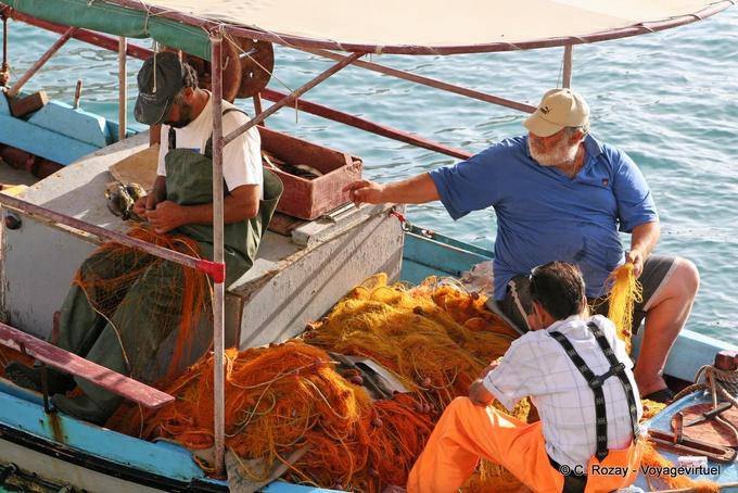Matala, emendam redes depois de pesca - Creta, Grécia