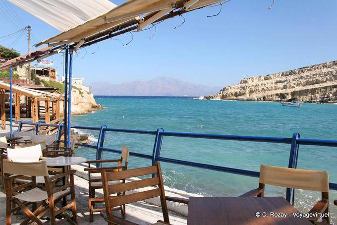 A entrada para o porto natural a partir do terraço de uma taberna, Matala - Creta, Grécia