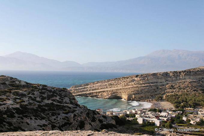 Matala, vista panorâmica da baía Messara partir do topo da Theosyni - Creta, Grécia