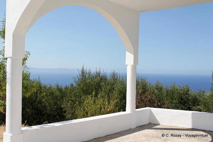 Vista do terraço de uma capela no alto Mochlos - Creta, Grécia