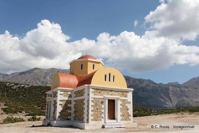 Pahia Ammos isolado capela antes das montanhas - Creta, Grécia