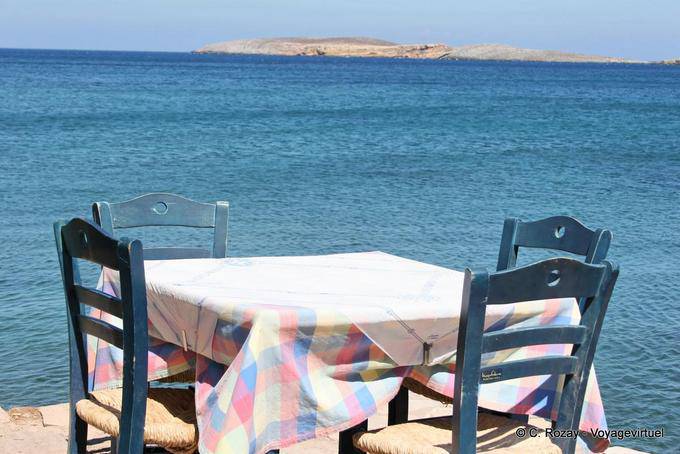 Tabela à beira do mar da praia Chiona Palekastro - Creta, Grécia