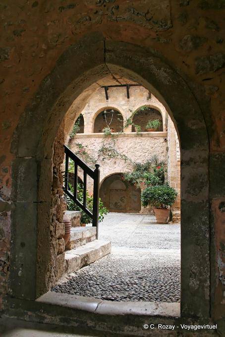 Vista do claustro do mosteiro de Toplou (Moni Panagia Akrotiriani) - Creta, Grécia
