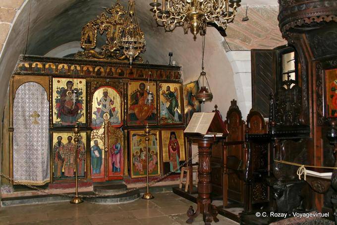 Pequeno nave da parede da igreja com ícones bizantinos, Moni Toplou - Creta, Grécia