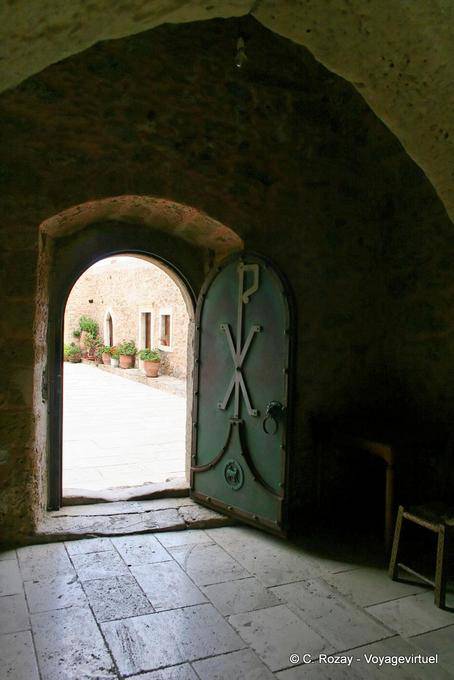Arch e ferro portão no mosteiro de Toplou - Creta, Grécia