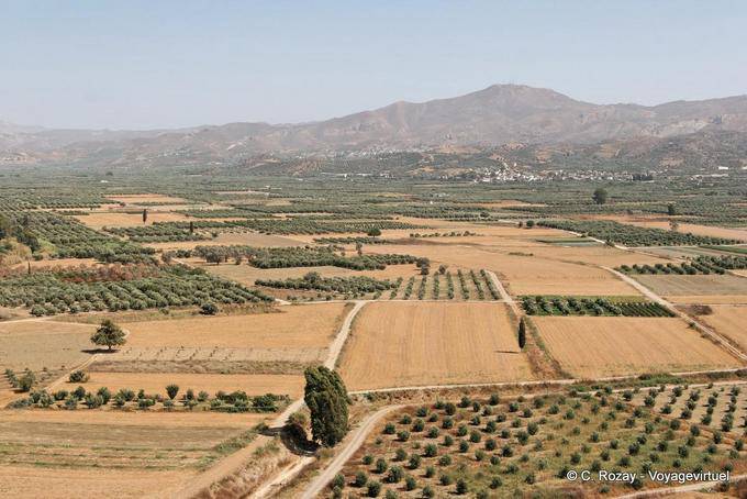 Panorama da paisagem circundante do Palácio Messara planície de Phaistos - Creta, Grécia
