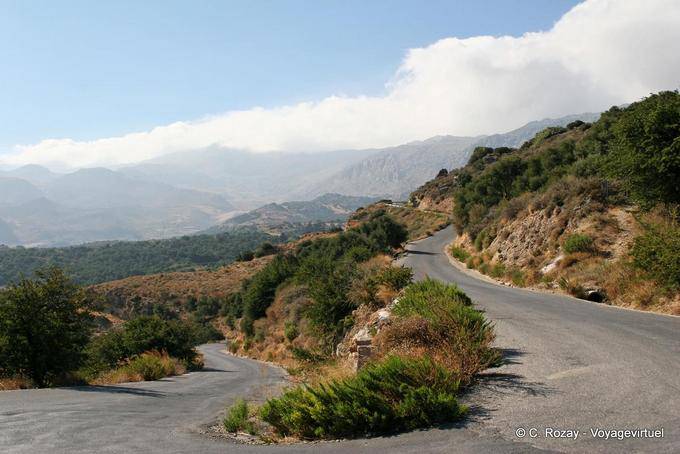 Hairpin uma estrada de montanha acima Plakias - Creta, Grécia