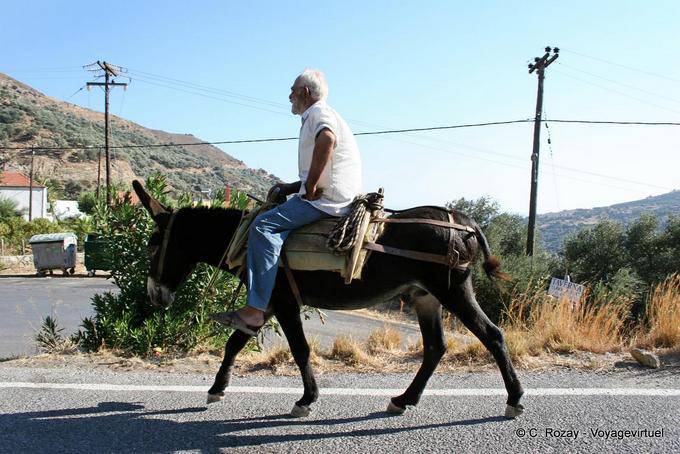 Khaki Rodakino, cretense em sua bunda nas montanhas - Creta, Grécia