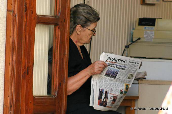 Lendo o jornal, Rethymnon - Creta, Grécia