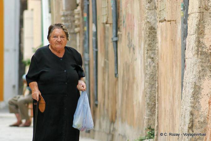 Rethymnon, morador das raças cidade de volta - Creta, Grécia