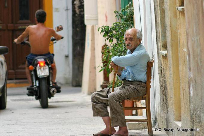Rethymnon, bicicleta juventude e cana-de-velho - Creta, Grécia