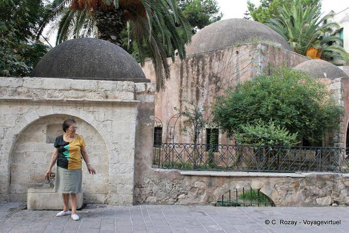 Rethymnon, passar na frente das cúpulas do Pasha Mesquita Kara Musa, Haghia mosteiro dedicado a Varvara - Creta, Grécia