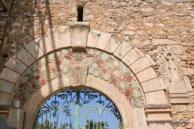 Rethymnon, portal funciona com padrões de cores de videiras e uvas - Creta, Grécia