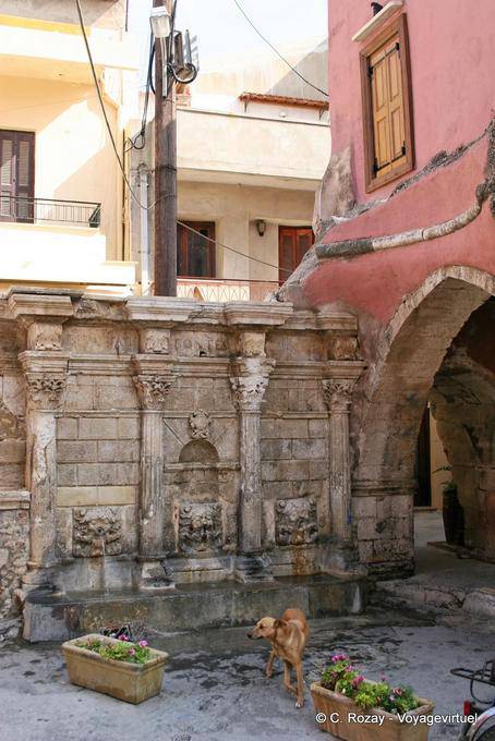 Rethymnon, a fonte Venetian Rimondi realizado durante o Renascimento e situado no lugar de Plane - Creta, Grécia