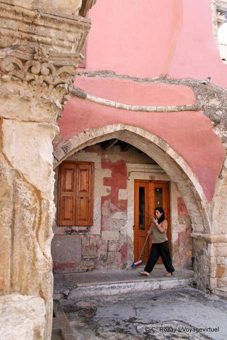 Rethymnon, arcada à direita da fonte Rimondi na praça do Avião - Creta, Grécia