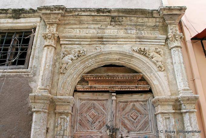 Gate Rethymnon Rua Klidi com spandrels decorados - Creta, Grécia