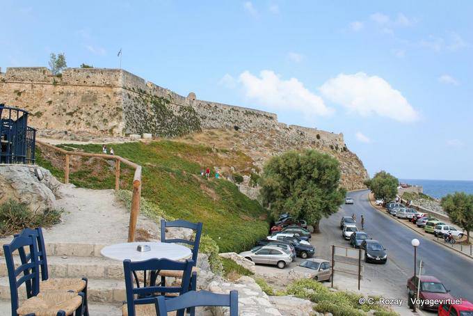 Rethymnon, as paredes da vista Fortezza Venetian fortaleza (Frourio) de Emmanouil Kefalogianni - Creta, Grécia