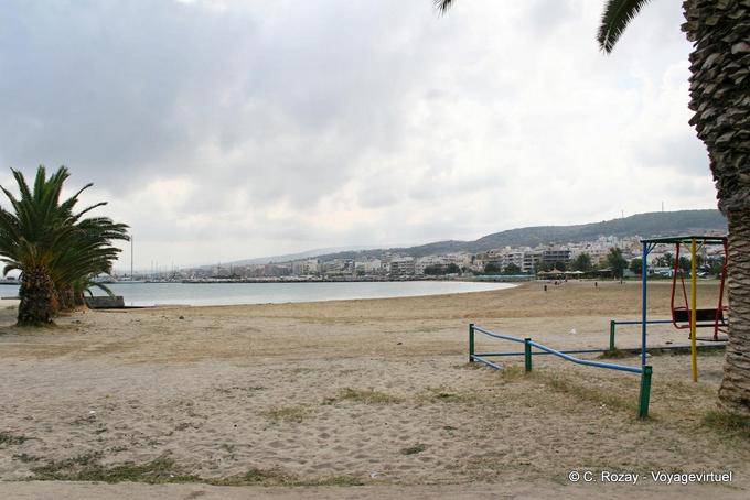 Rethymno, a praia principal, no centro da cidade de Rethymno - Creta, Grécia
