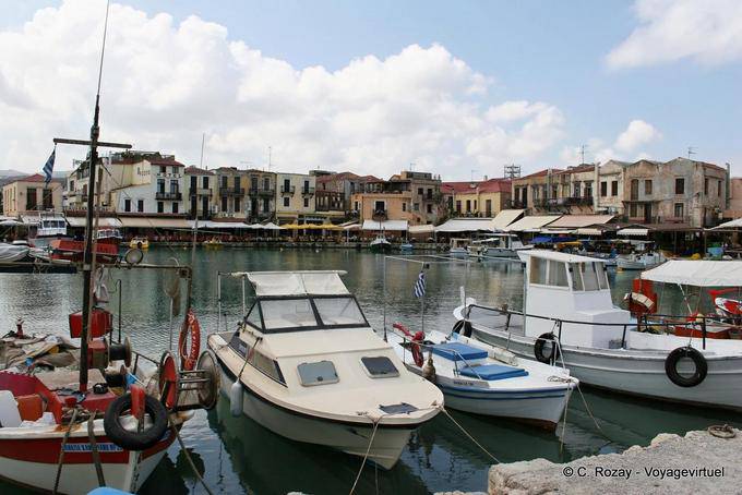 Rethymnon, vista panorâmica do porto de Veneza com suas casas antigas - Creta, Grécia