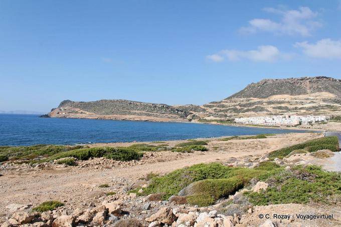 Sitia, visto a partir do ponto de vista entre Dionísio e Tripitos na costa leste - Creta, Grécia
