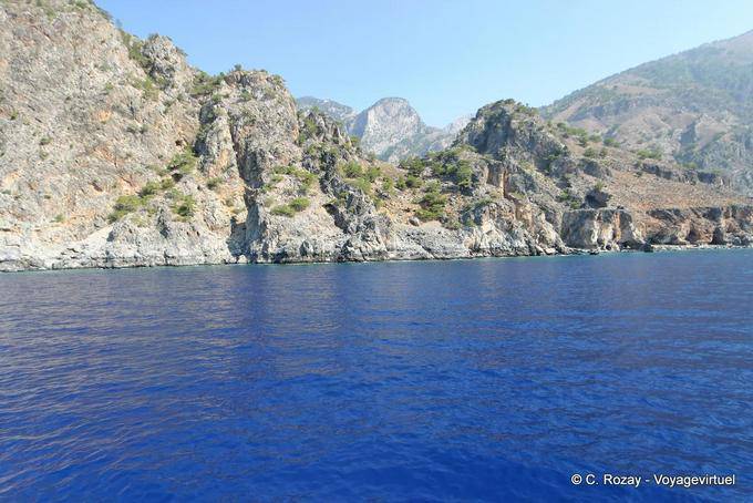 Sougia, azul ultramarino do mar da Líbia - Creta, Grécia