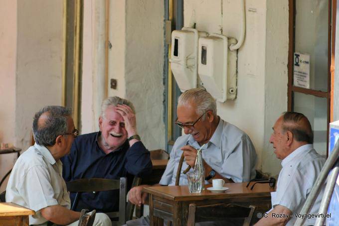 Bit Spili de diversão no Kafeneion - Creta, Grécia