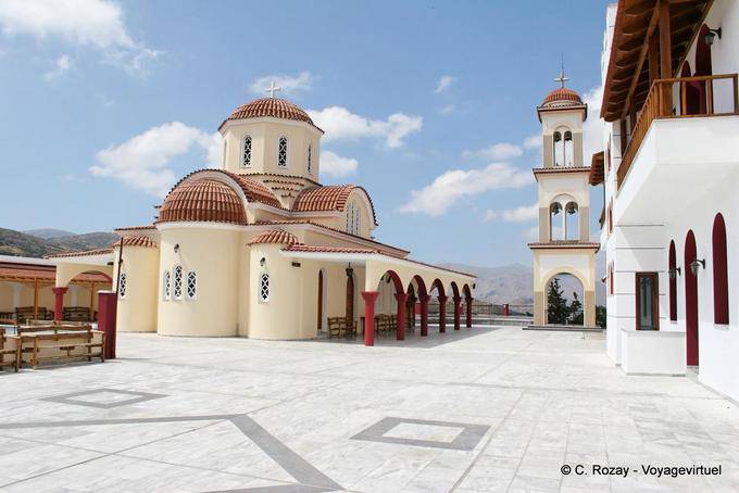 Spili, da igreja e da torre do sino de Agios Raphail na diocese no centro do mosteiro - Creta, Grécia