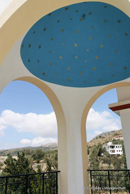 Dome estrelado no meio do mosteiro de Spili - Creta, Grécia