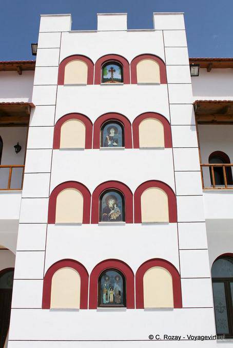 Edifício Spili com imagens religiosas em frente de Agios Raphail, no bispado - Creta, Grécia