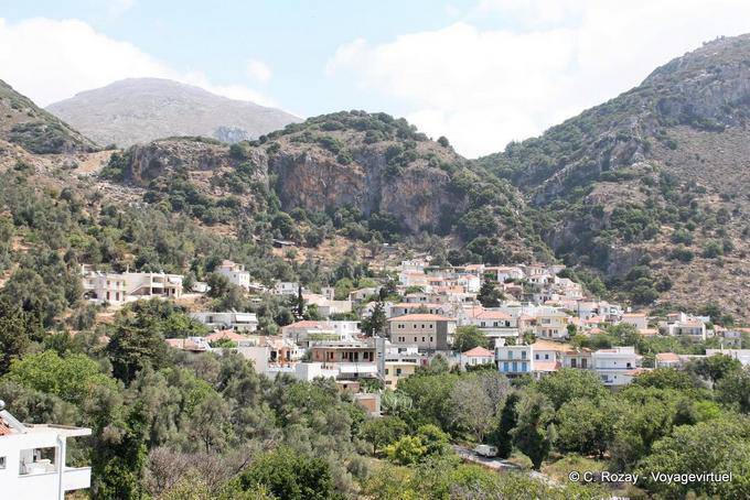 Spili vista da cidade no sopé do Monte Psiloritis - Creta, Grécia