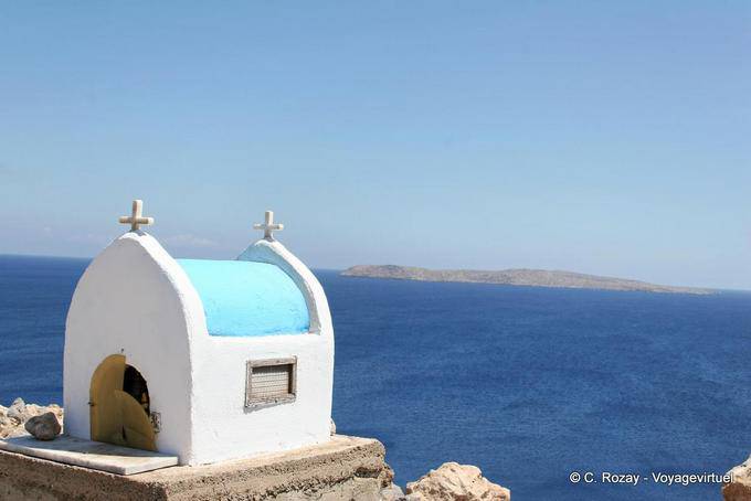 Vai Micro capela em frente à ilha de Elassa - Creta, Grécia