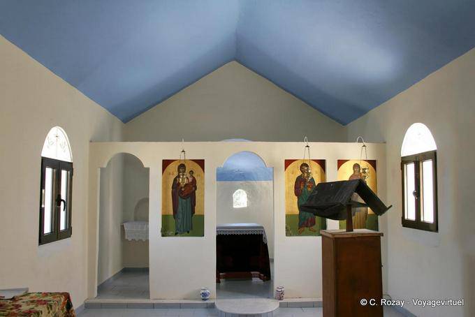 Modern interior de uma das capelas na estrada entre e Vori Zaros - Creta, Grécia