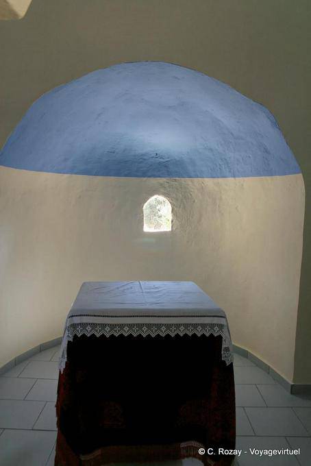 Geometria e luz na capela - Creta, Grécia